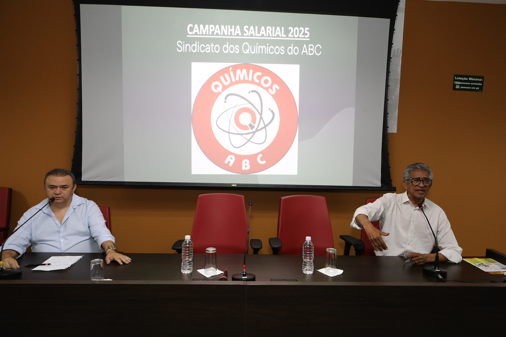 Assembleia com a categoria química do abc para apreciar a proposta da campanha salarial apresentada pela patronal na Sede do Sindicato. Rua Senador Fláquer, 813 - Centro de Santo André. Fotos Dino Santos. Brasil_07_11_2025,