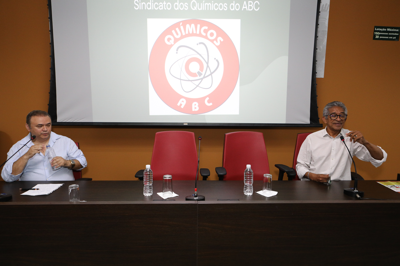 Assembleia com a categoria química do abc para apreciar a proposta da campanha salarial apresentada pela patronal na Sede do Sindicato. Rua Senador Fláquer, 813 - Centro de Santo André. Fotos Dino Santos. Brasil_07_11_2025,