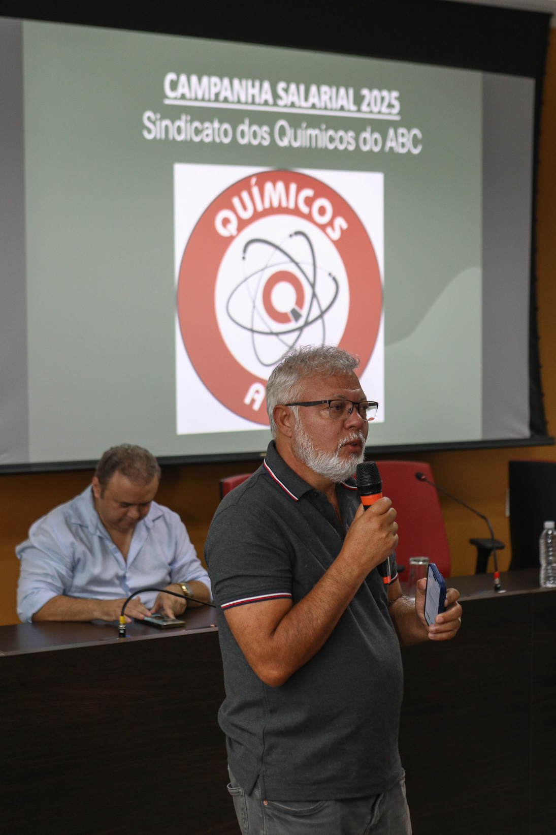 Assembleia com a categoria química do abc para apreciar a proposta da campanha salarial apresentada pela patronal na Sede do Sindicato. Rua Senador Fláquer, 813 - Centro de Santo André. Fotos Dino Santos. Brasil_07_11_2025,