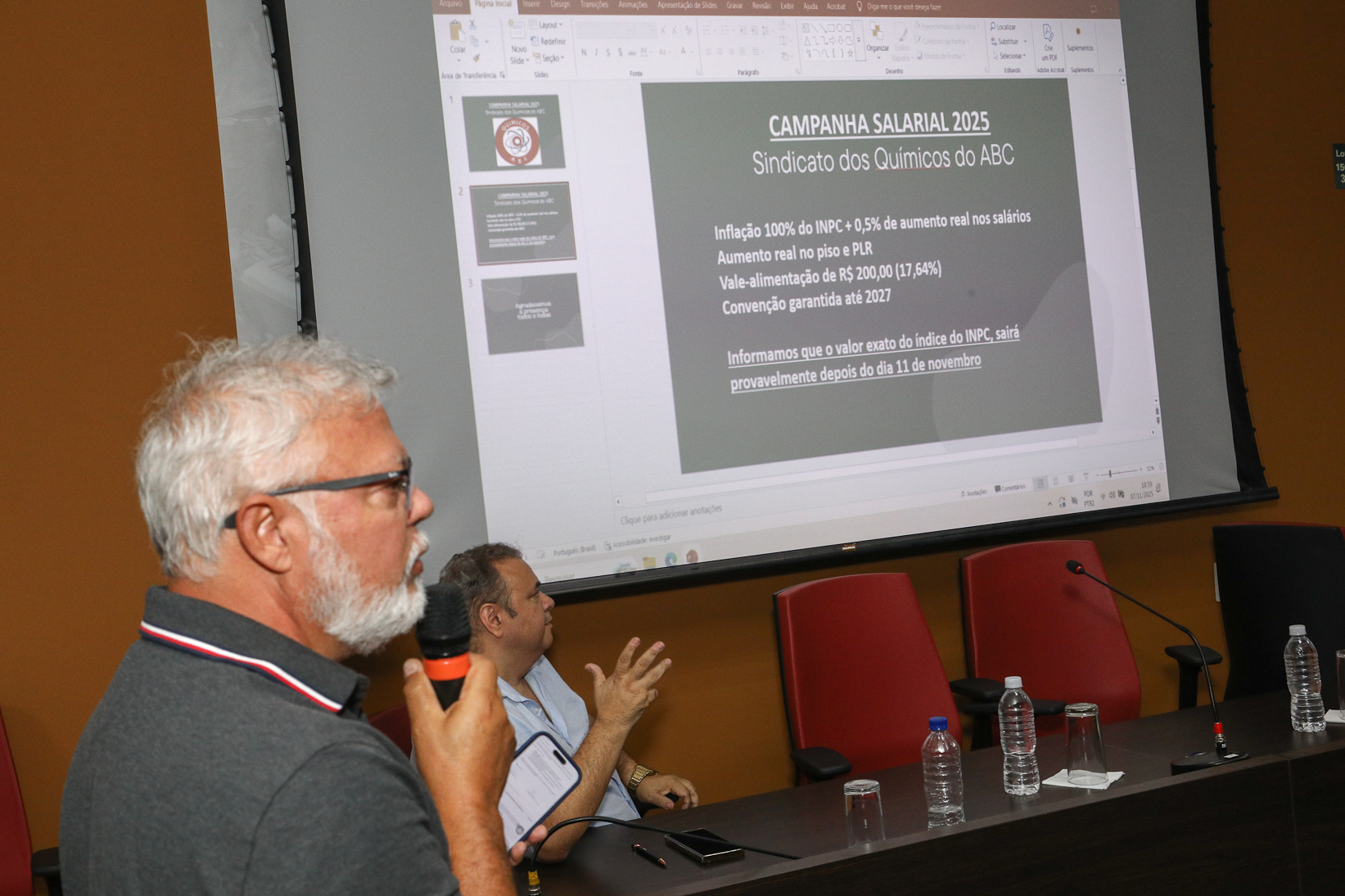 Assembleia com a categoria química do abc para apreciar a proposta da campanha salarial apresentada pela patronal na Sede do Sindicato. Rua Senador Fláquer, 813 - Centro de Santo André. Fotos Dino Santos. Brasil_07_11_2025,