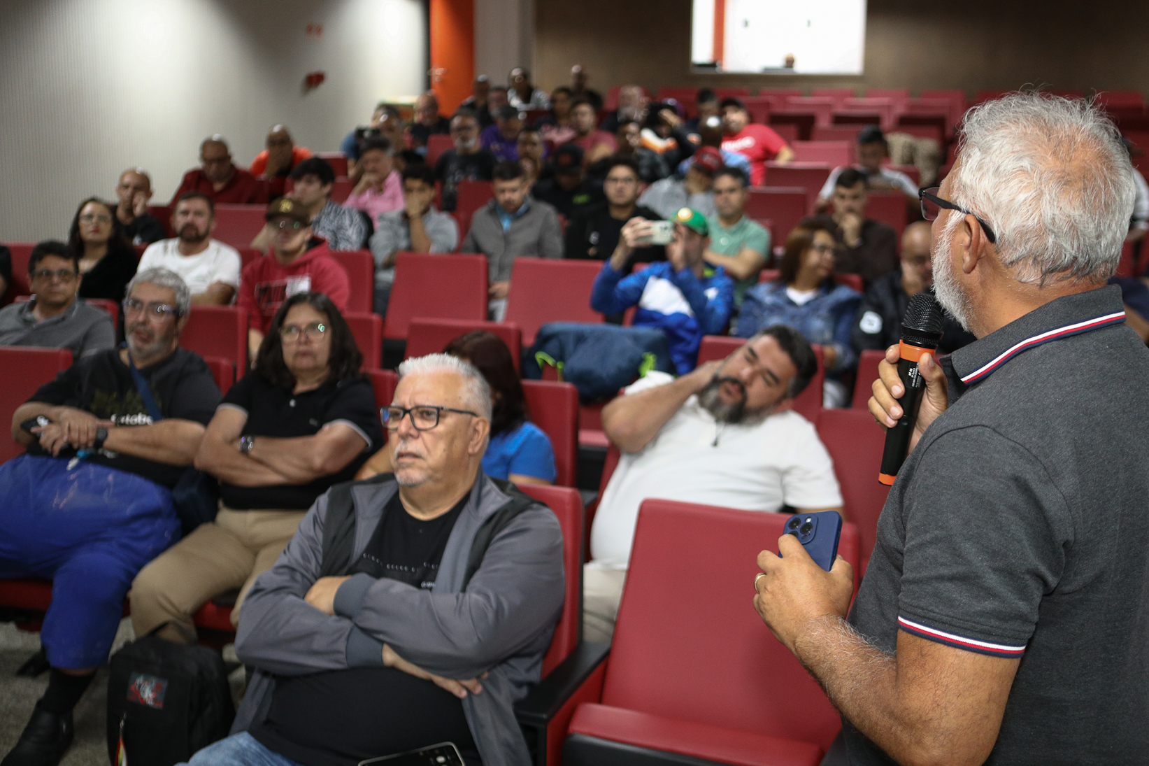 Assembleia com a categoria química do abc para apreciar a proposta da campanha salarial apresentada pela patronal na Sede do Sindicato. Rua Senador Fláquer, 813 - Centro de Santo André. Fotos Dino Santos. Brasil_07_11_2025,