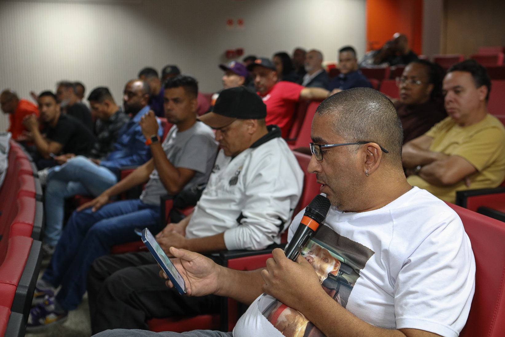 Assembleia com a categoria química do abc para apreciar a proposta da campanha salarial apresentada pela patronal na Sede do Sindicato. Rua Senador Fláquer, 813 - Centro de Santo André. Fotos Dino Santos. Brasil_07_11_2025,