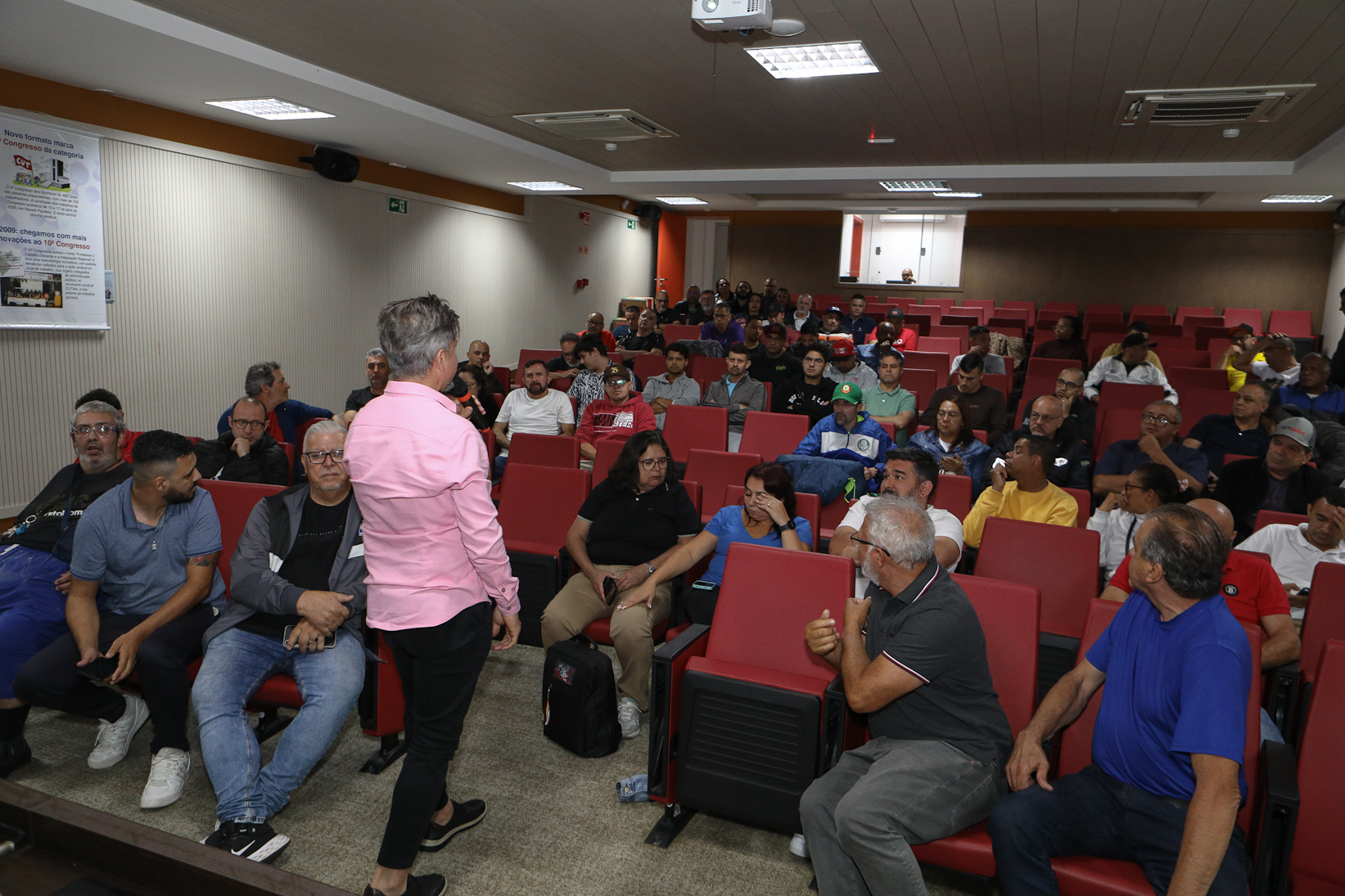 Assembleia com a categoria química do abc para apreciar a proposta da campanha salarial apresentada pela patronal na Sede do Sindicato. Rua Senador Fláquer, 813 - Centro de Santo André. Fotos Dino Santos. Brasil_07_11_2025,