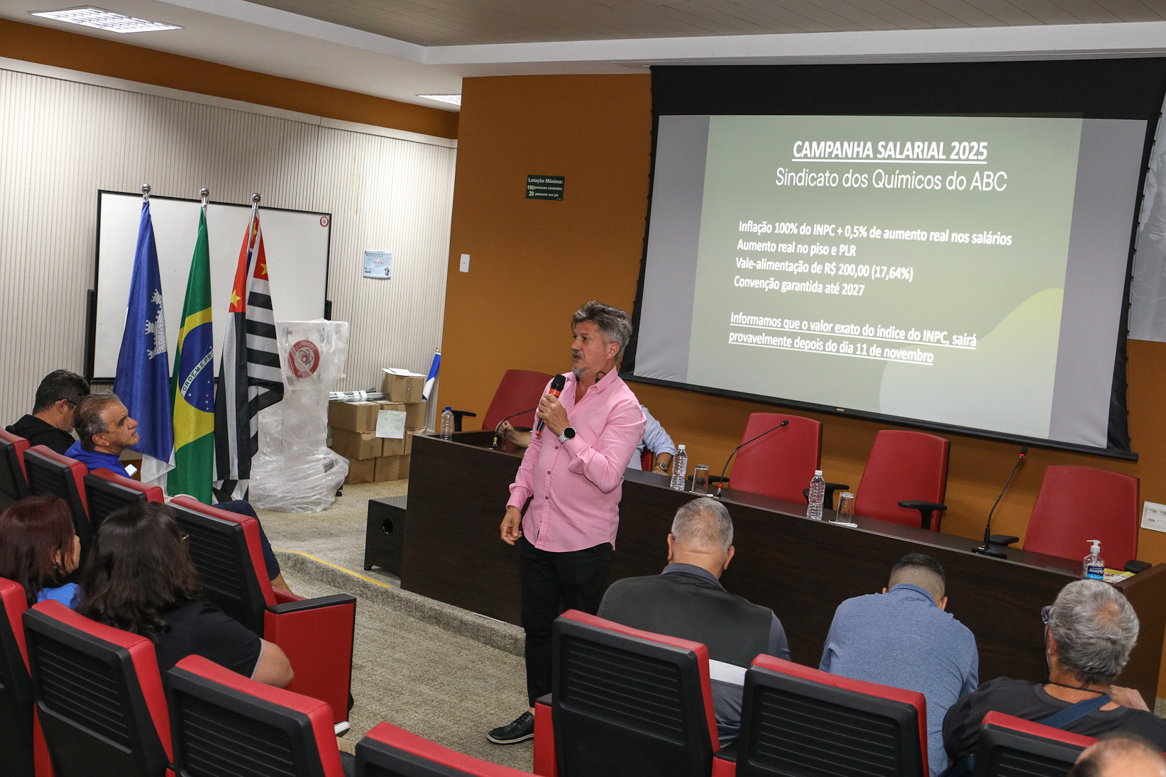 Assembleia com a categoria química do abc para apreciar a proposta da campanha salarial apresentada pela patronal na Sede do Sindicato. Rua Senador Fláquer, 813 - Centro de Santo André. Fotos Dino Santos. Brasil_07_11_2025,