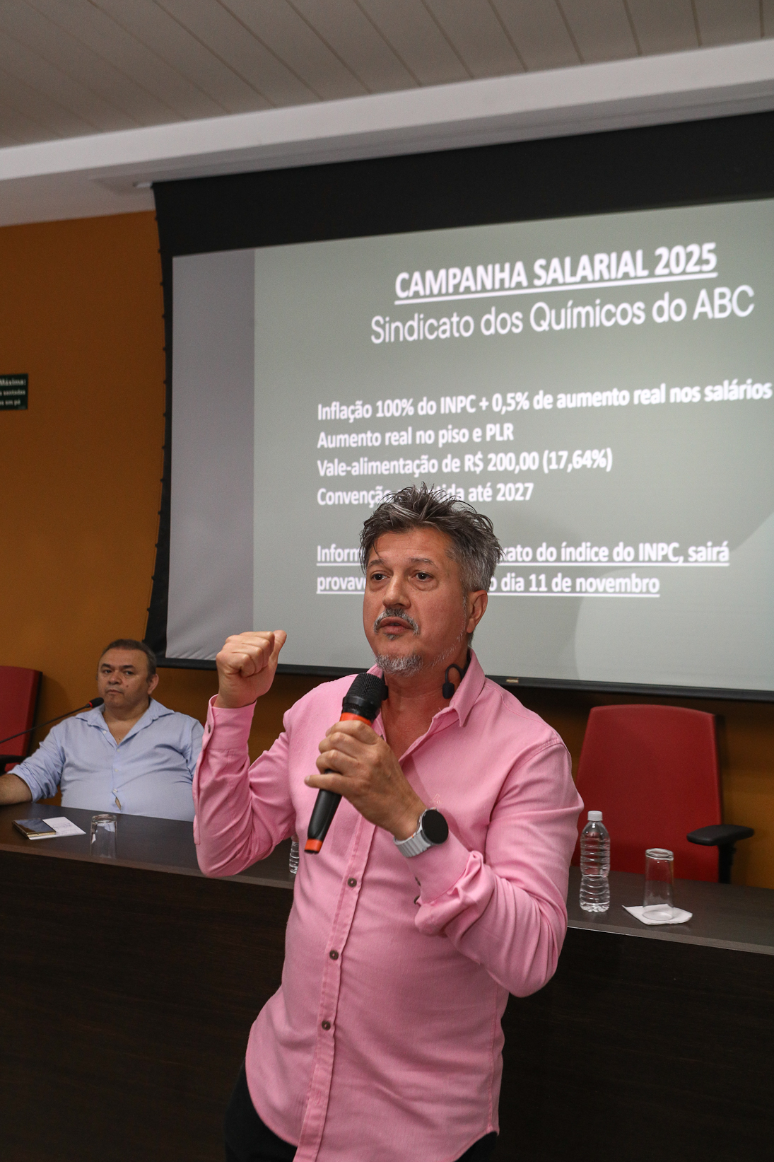 Assembleia com a categoria química do abc para apreciar a proposta da campanha salarial apresentada pela patronal na Sede do Sindicato. Rua Senador Fláquer, 813 - Centro de Santo André. Fotos Dino Santos. Brasil_07_11_2025,