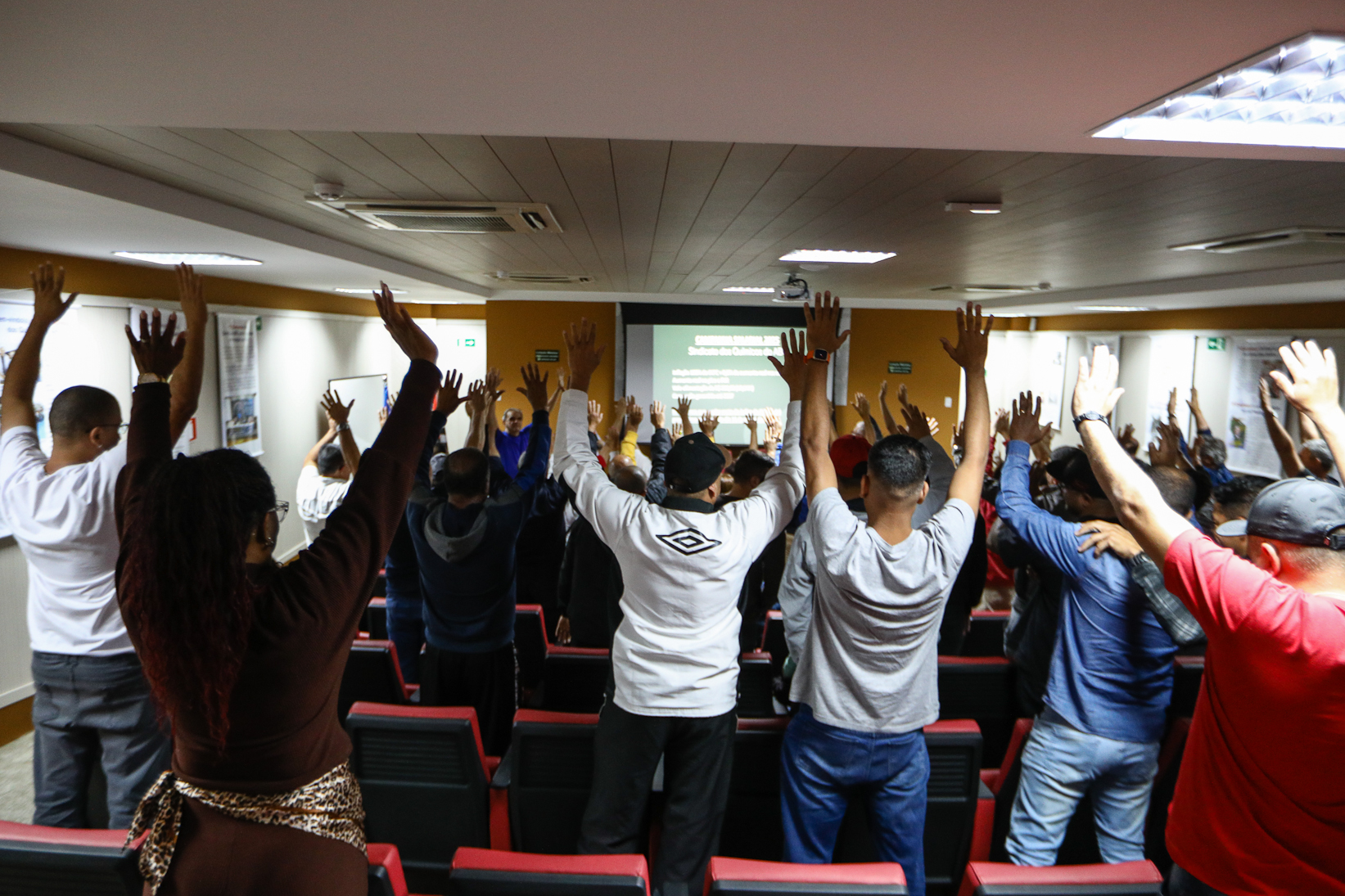 Assembleia com a categoria química do abc para apreciar a proposta da campanha salarial apresentada pela patronal na Sede do Sindicato. Rua Senador Fláquer, 813 - Centro de Santo André. Fotos Dino Santos. Brasil_07_11_2025,
