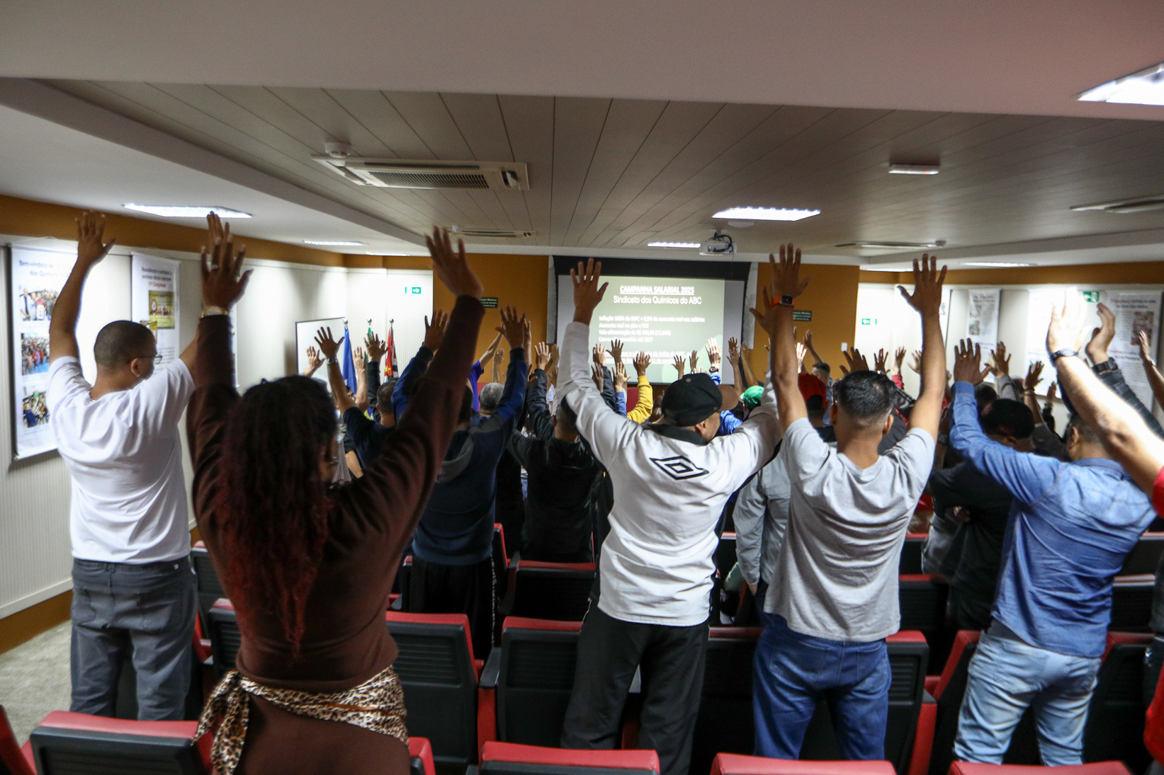 Assembleia com a categoria química do abc para apreciar a proposta da campanha salarial apresentada pela patronal na Sede do Sindicato. Rua Senador Fláquer, 813 - Centro de Santo André. Fotos Dino Santos. Brasil_07_11_2025,