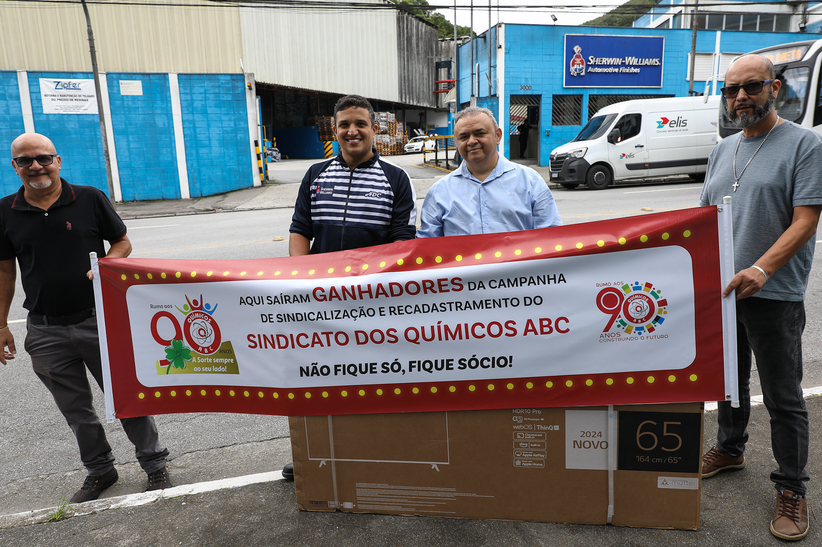 Entrega da TV de 65 polegadas para o sócio do Sindicato Químicos do ABC da empresa Sherwim Williams. Estrada do Montanhão, 3.000 - Montanhão, SBC/SP. Fotos Dino Santos. Brasil_11_02_2026.
