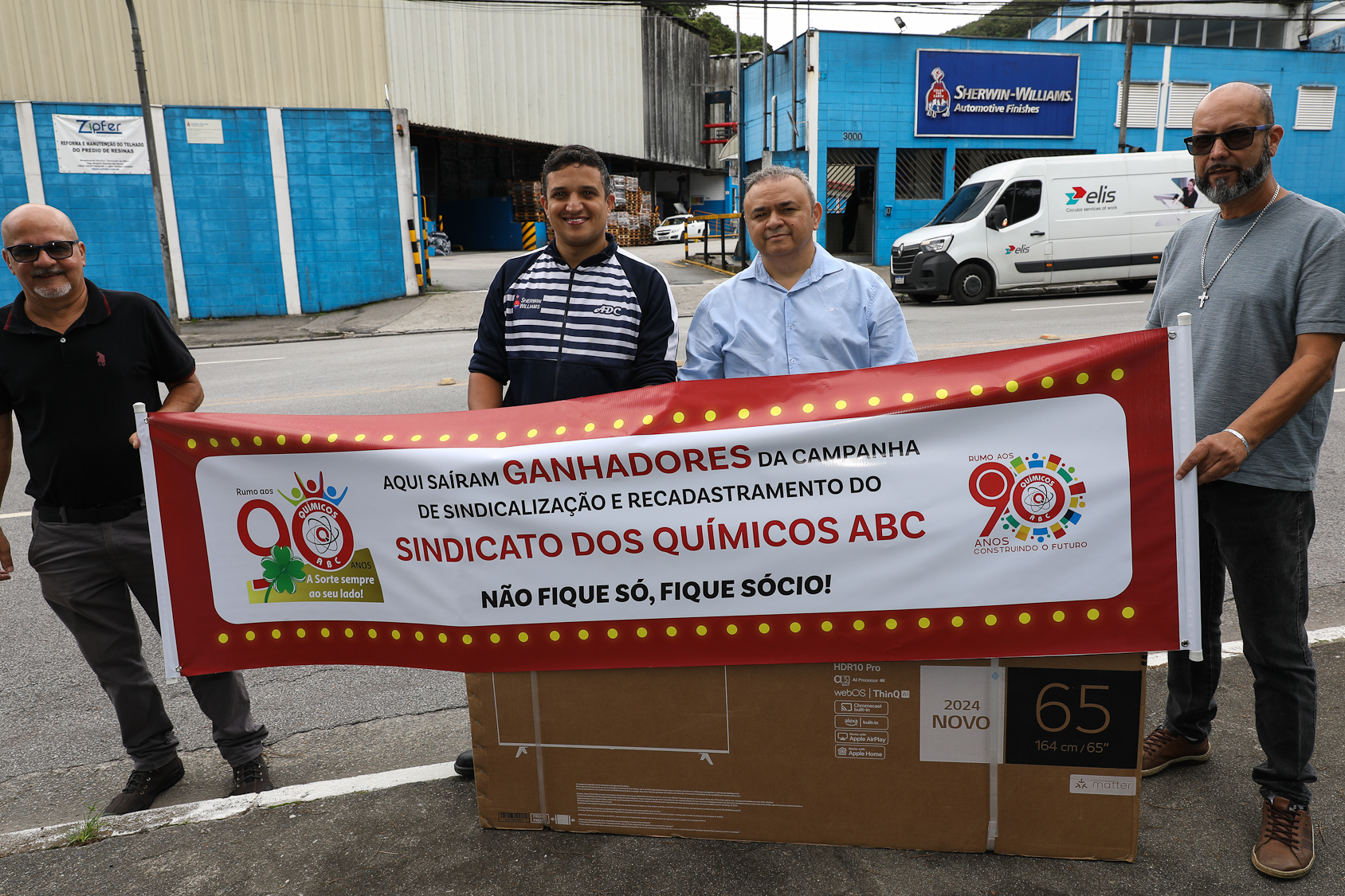 Entrega da TV de 65 polegadas para o sócio do Sindicato Químicos do ABC da empresa Sherwim Williams. Estrada do Montanhão, 3.000 - Montanhão, SBC/SP. Fotos Dino Santos. Brasil_11_02_2026.