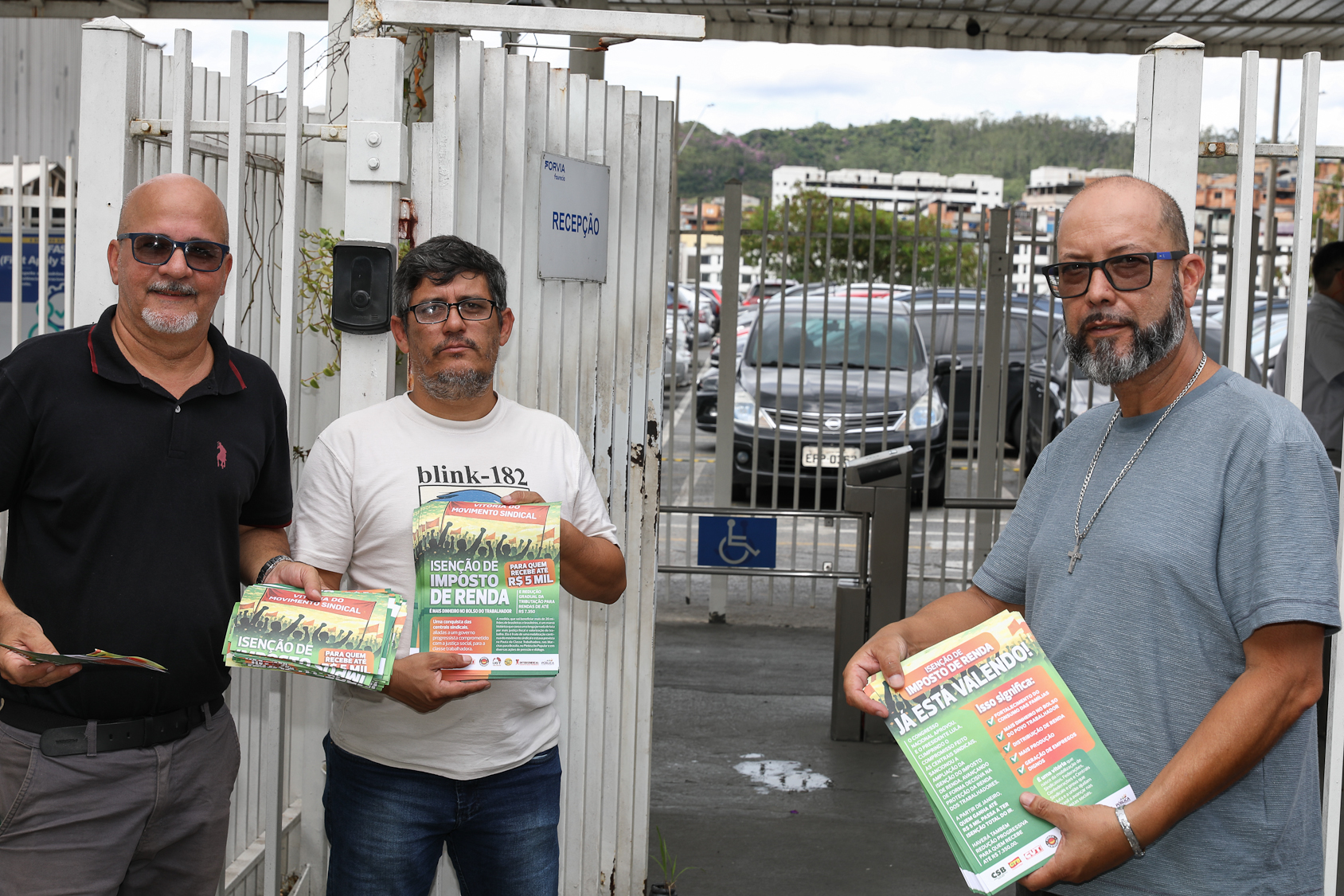 Entrega do jornal para os trabalhadores que fala sobre a isenção de imposto de renda para quem recebe até 5 mil na empresa Forvia-Farencia em SBC. fotos Dino Santos. Brasil_11_02_2026.