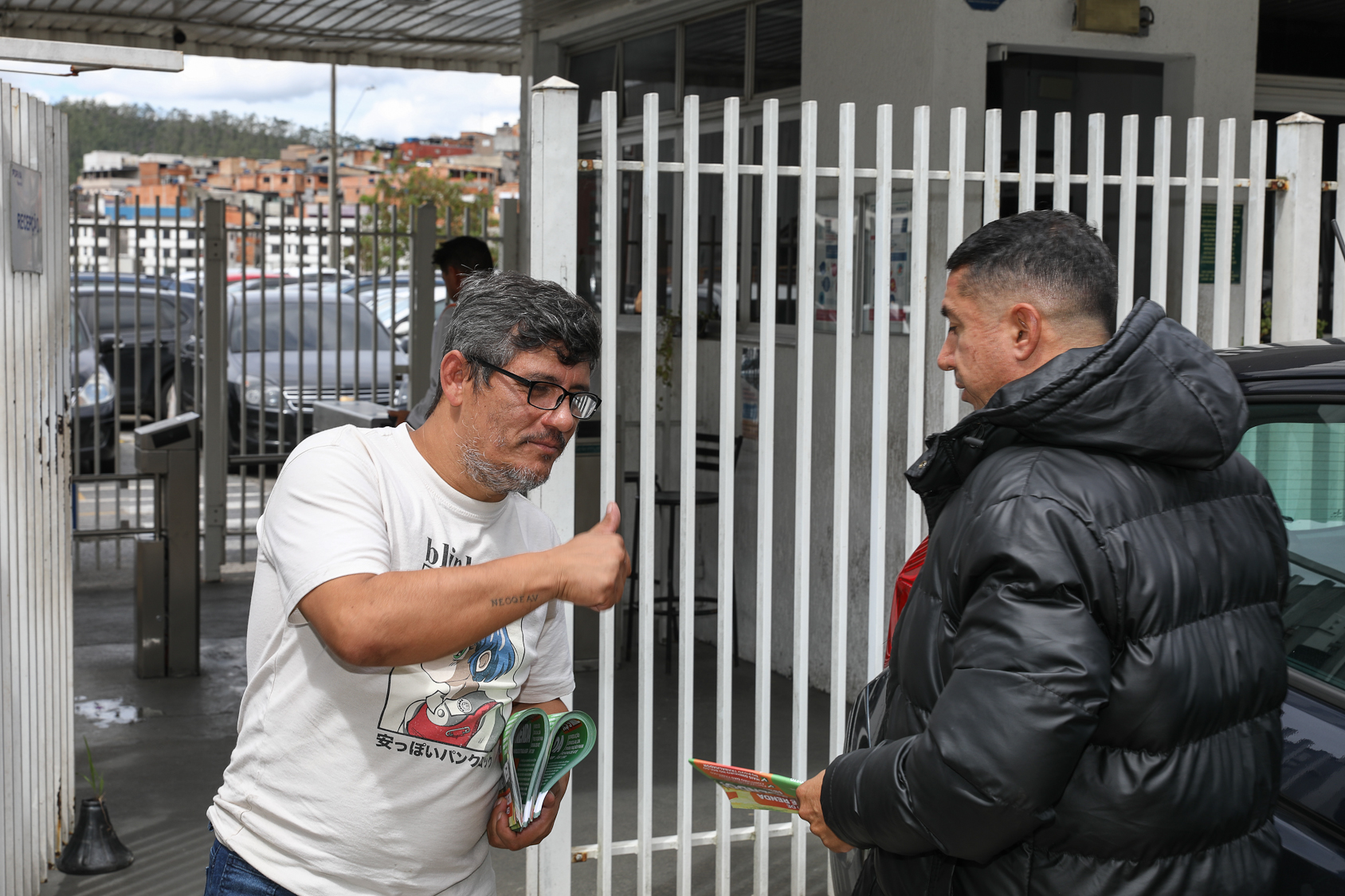 Entrega do jornal para os trabalhadores que fala sobre a isenção de imposto de renda para quem recebe até 5 mil na empresa Forvia-Farencia em SBC. fotos Dino Santos. Brasil_11_02_2026.