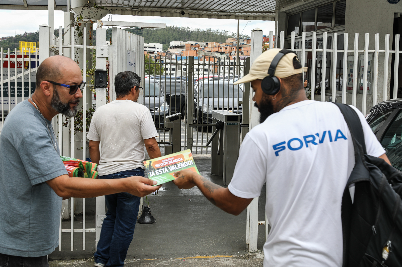 Entrega do jornal para os trabalhadores que fala sobre a isenção de imposto de renda para quem recebe até 5 mil na empresa Forvia-Farencia em SBC. fotos Dino Santos. Brasil_11_02_2026.
