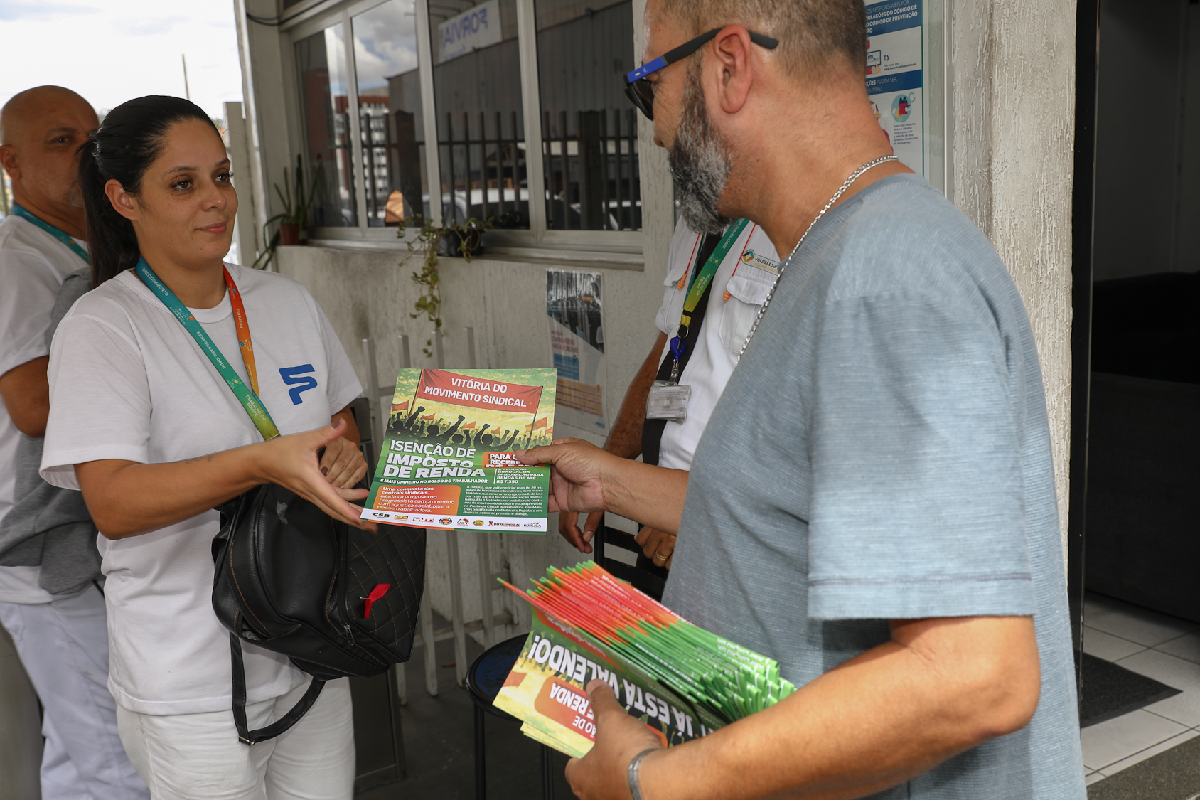 Entrega do jornal para os trabalhadores que fala sobre a isenção de imposto de renda para quem recebe até 5 mil na empresa Forvia-Farencia em SBC. fotos Dino Santos. Brasil_11_02_2026.