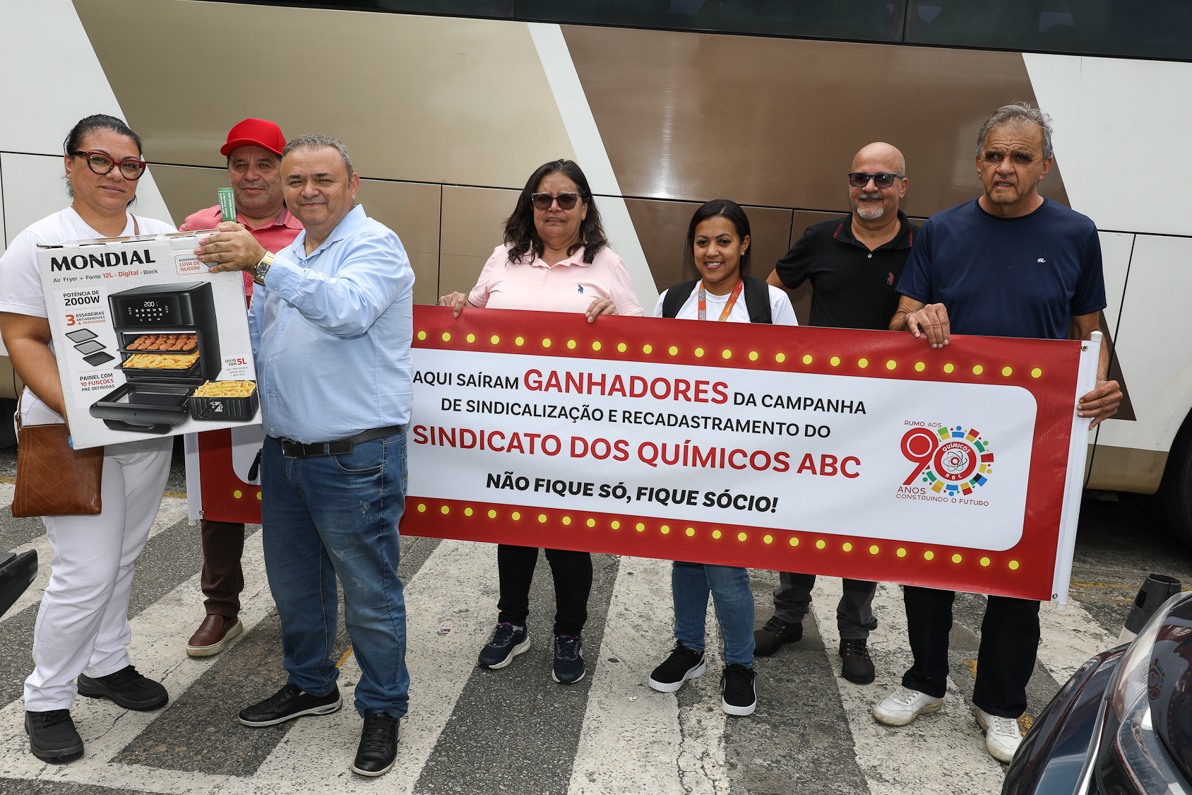Entrega da bicicleta elétrica para a sócia do sindicato na empresa Forvia-Faurencia. Rodovia Anchieta, km 25.54 ala 18 planta interna da Volswagem. São Bernardo do Campo/SP. Fotos Dino Santos. Brasil_11_02_2026.