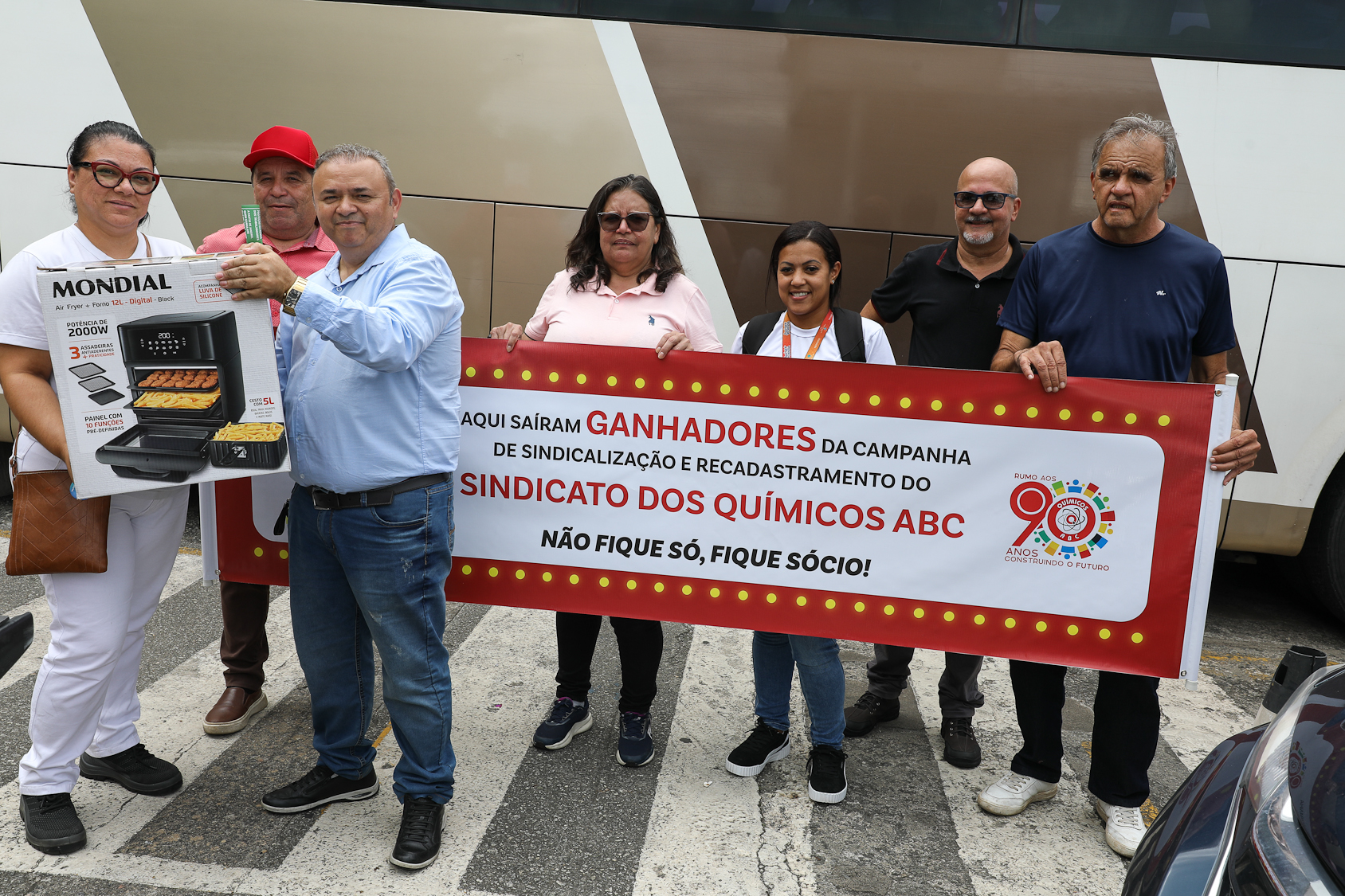 Entrega da bicicleta elétrica para a sócia do sindicato na empresa Forvia-Faurencia. Rodovia Anchieta, km 25.54 ala 18 planta interna da Volswagem. São Bernardo do Campo/SP. Fotos Dino Santos. Brasil_11_02_2026.