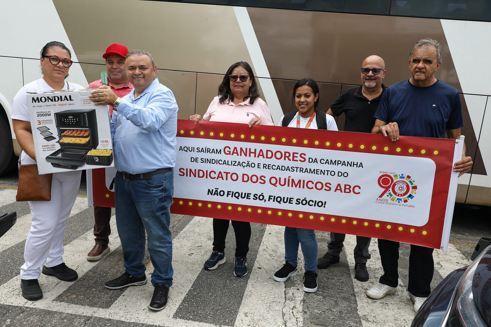 Entrega da bicicleta elétrica para a sócia do sindicato na empresa Forvia-Faurencia. Rodovia Anchieta, km 25.54 ala 18 planta interna da Volswagem. São Bernardo do Campo/SP. Fotos Dino Santos. Brasil_11_02_2026.