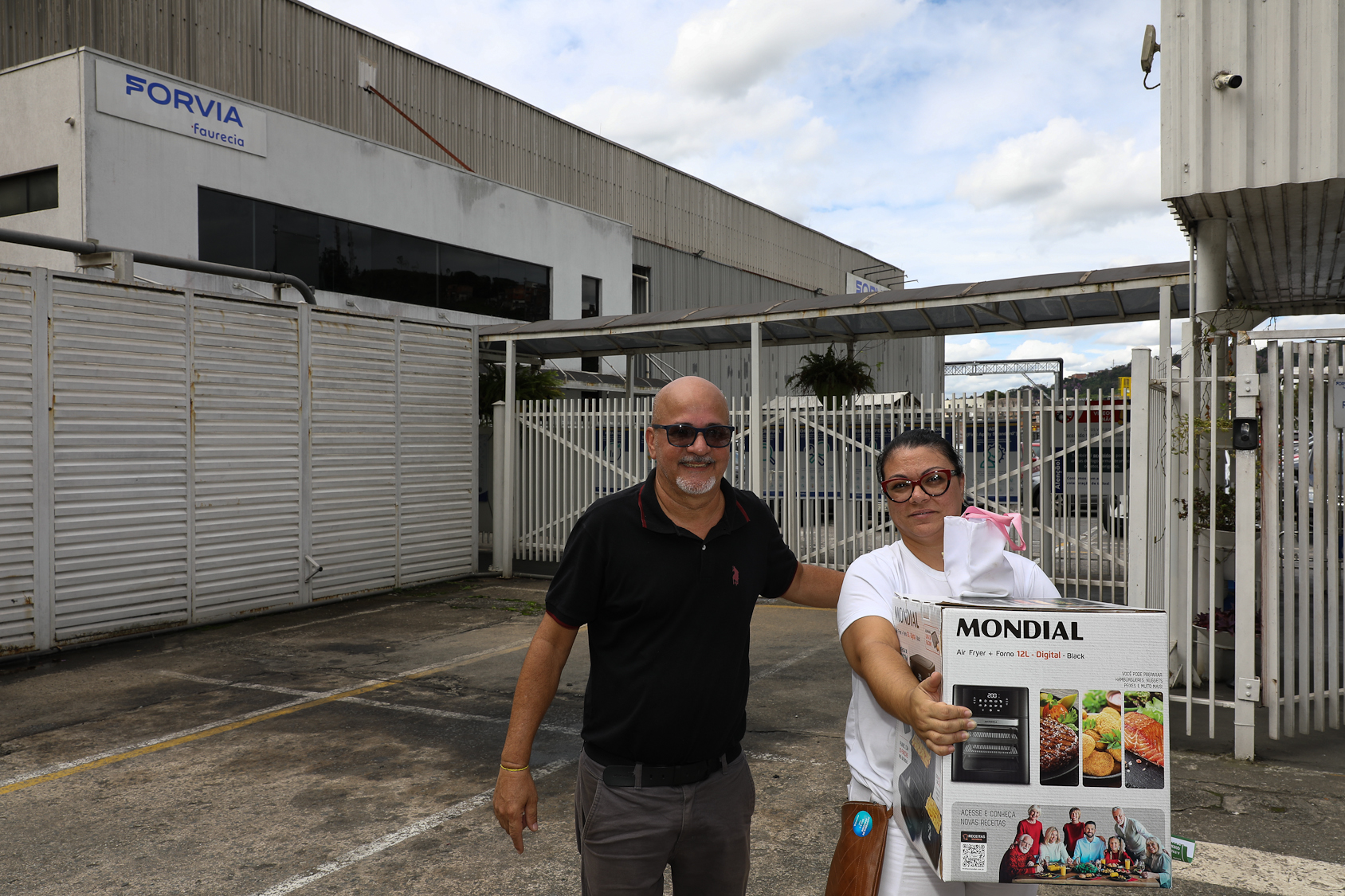 Entrega da bicicleta elétrica para a sócia do sindicato na empresa Forvia-Faurencia. Rodovia Anchieta, km 25.54 ala 18 planta interna da Volswagem. São Bernardo do Campo/SP. Fotos Dino Santos. Brasil_11_02_2026.