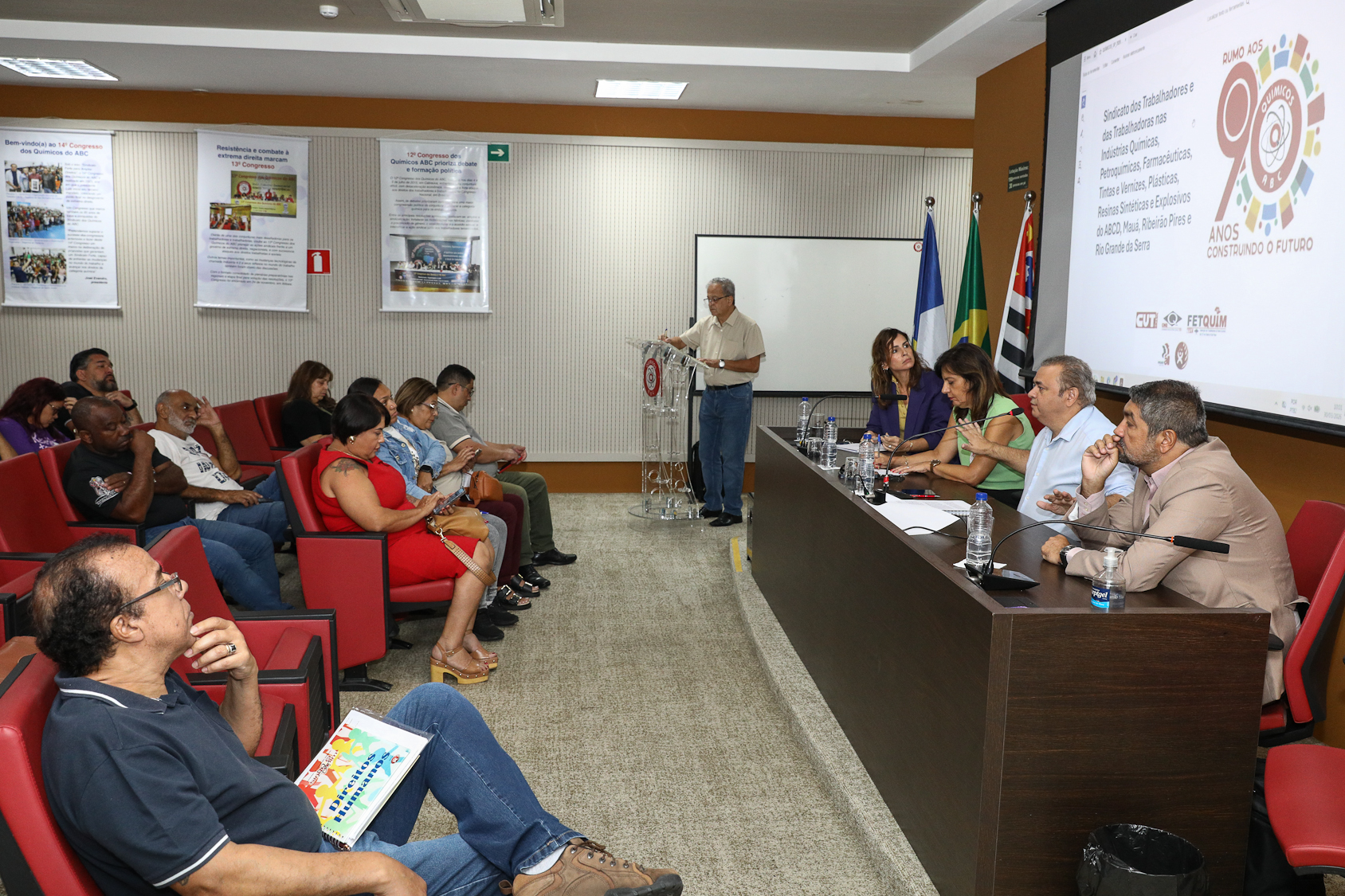 Debate da escala 6x1 sem redução de salário e o cenário das eleições 2026 por Evelise Della Nina, advogada e André Luís dos Santos, jornalista e analista político do DIAP realizado na Sede do Sindicato dos Químicos do ABC. Rua Senador Fláquer, 813 - Centro, Santo André/SP. Fotos Dino Santos. Brasil_30_03_2026.