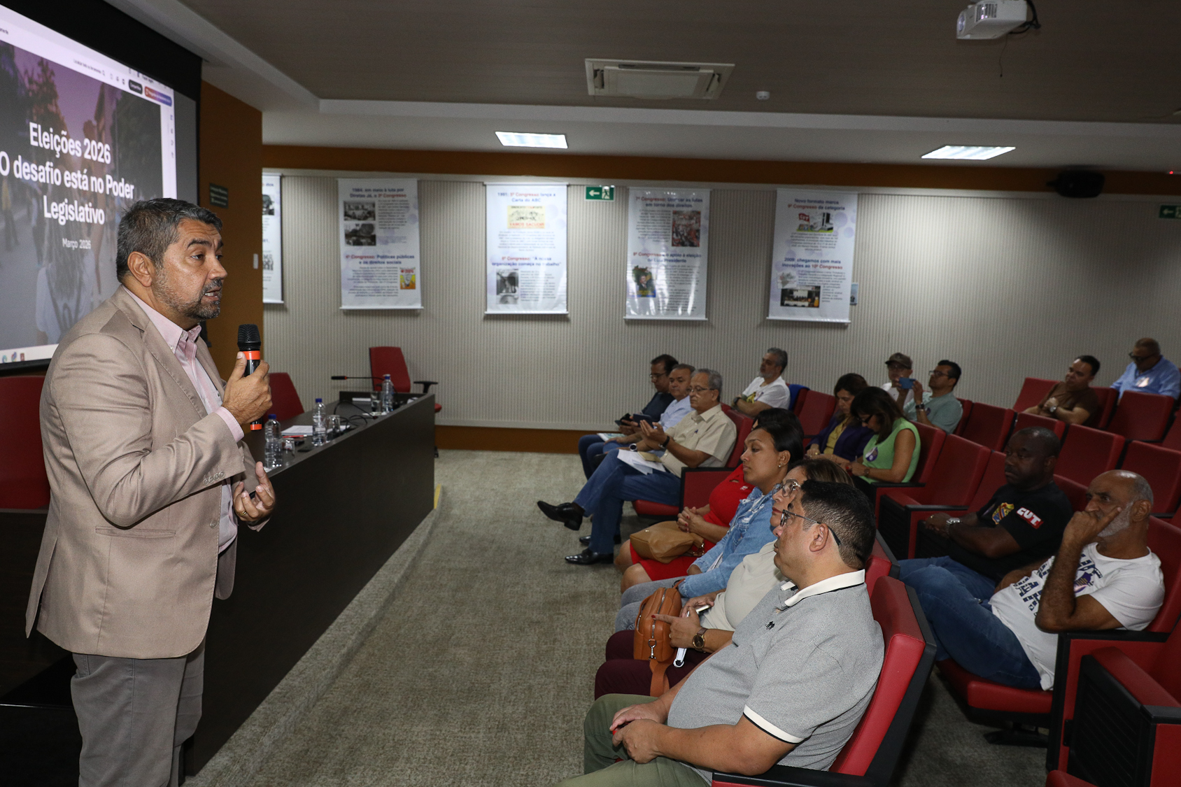 Debate da escala 6x1 sem redução de salário e o cenário das eleições 2026 por Evelise Della Nina, advogada e André Luís dos Santos, jornalista e analista político do DIAP realizado na Sede do Sindicato dos Químicos do ABC. Rua Senador Fláquer, 813 - Centro, Santo André/SP. Fotos Dino Santos. Brasil_30_03_2026.