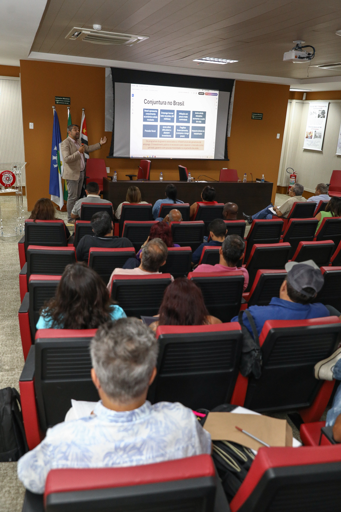 Debate da escala 6x1 sem redução de salário e o cenário das eleições 2026 por Evelise Della Nina, advogada e André Luís dos Santos, jornalista e analista político do DIAP realizado na Sede do Sindicato dos Químicos do ABC. Rua Senador Fláquer, 813 - Centro, Santo André/SP. Fotos Dino Santos. Brasil_30_03_2026.