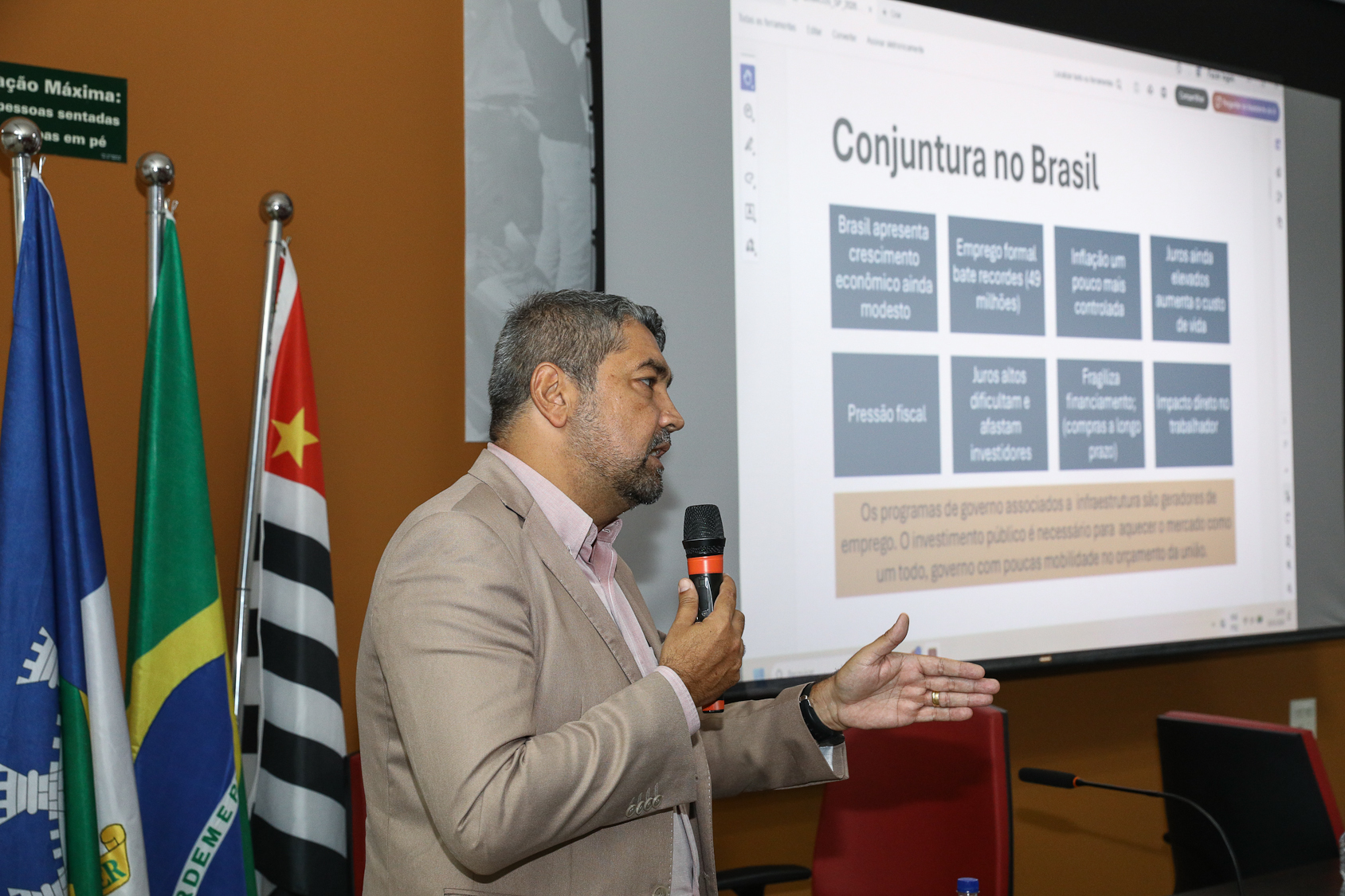 Debate da escala 6x1 sem redução de salário e o cenário das eleições 2026 por Evelise Della Nina, advogada e André Luís dos Santos, jornalista e analista político do DIAP realizado na Sede do Sindicato dos Químicos do ABC. Rua Senador Fláquer, 813 - Centro, Santo André/SP. Fotos Dino Santos. Brasil_30_03_2026.