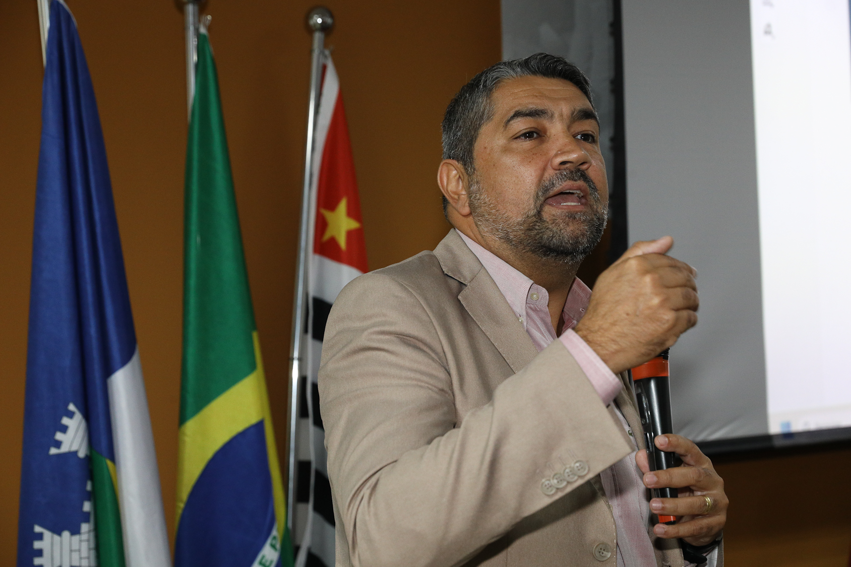 Debate da escala 6x1 sem redução de salário e o cenário das eleições 2026 por Evelise Della Nina, advogada e André Luís dos Santos, jornalista e analista político do DIAP realizado na Sede do Sindicato dos Químicos do ABC. Rua Senador Fláquer, 813 - Centro, Santo André/SP. Fotos Dino Santos. Brasil_30_03_2026.