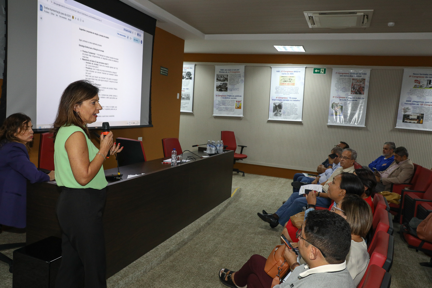 Debate da escala 6x1 sem redução de salário e o cenário das eleições 2026 por Evelise Della Nina, advogada e André Luís dos Santos, jornalista e analista político do DIAP realizado na Sede do Sindicato dos Químicos do ABC. Rua Senador Fláquer, 813 - Centro, Santo André/SP. Fotos Dino Santos. Brasil_30_03_2026.