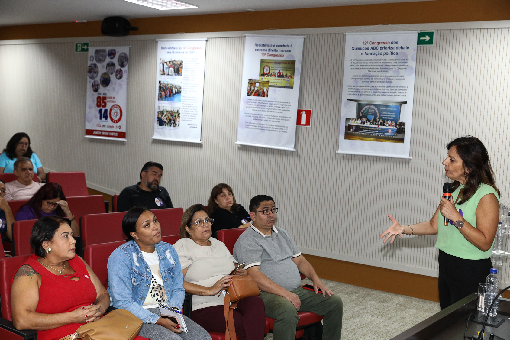 Debate da escala 6x1 sem redução de salário e o cenário das eleições 2026 por Evelise Della Nina, advogada e André Luís dos Santos, jornalista e analista político do DIAP realizado na Sede do Sindicato dos Químicos do ABC. Rua Senador Fláquer, 813 - Centro, Santo André/SP. Fotos Dino Santos. Brasil_30_03_2026.