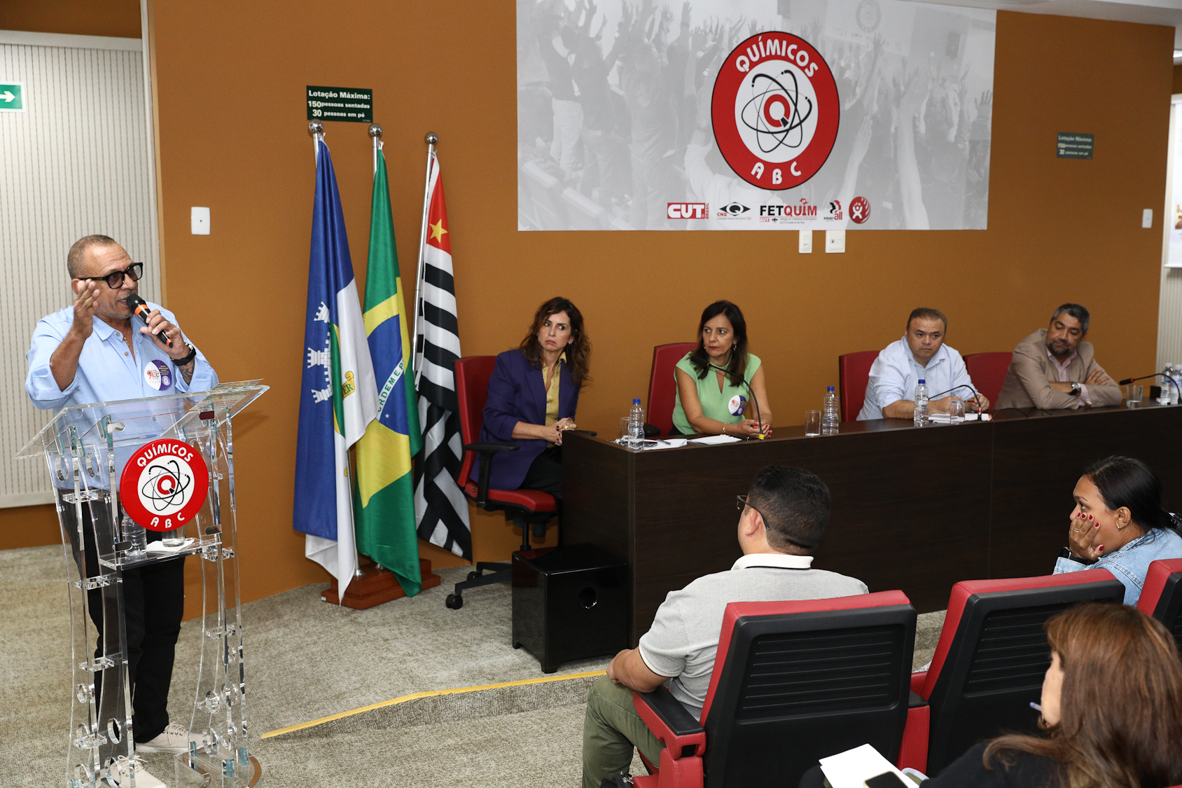 Debate da escala 6x1 sem redução de salário e o cenário das eleições 2026 por Evelise Della Nina, advogada e André Luís dos Santos, jornalista e analista político do DIAP realizado na Sede do Sindicato dos Químicos do ABC. Rua Senador Fláquer, 813 - Centro, Santo André/SP. Fotos Dino Santos. Brasil_30_03_2026.