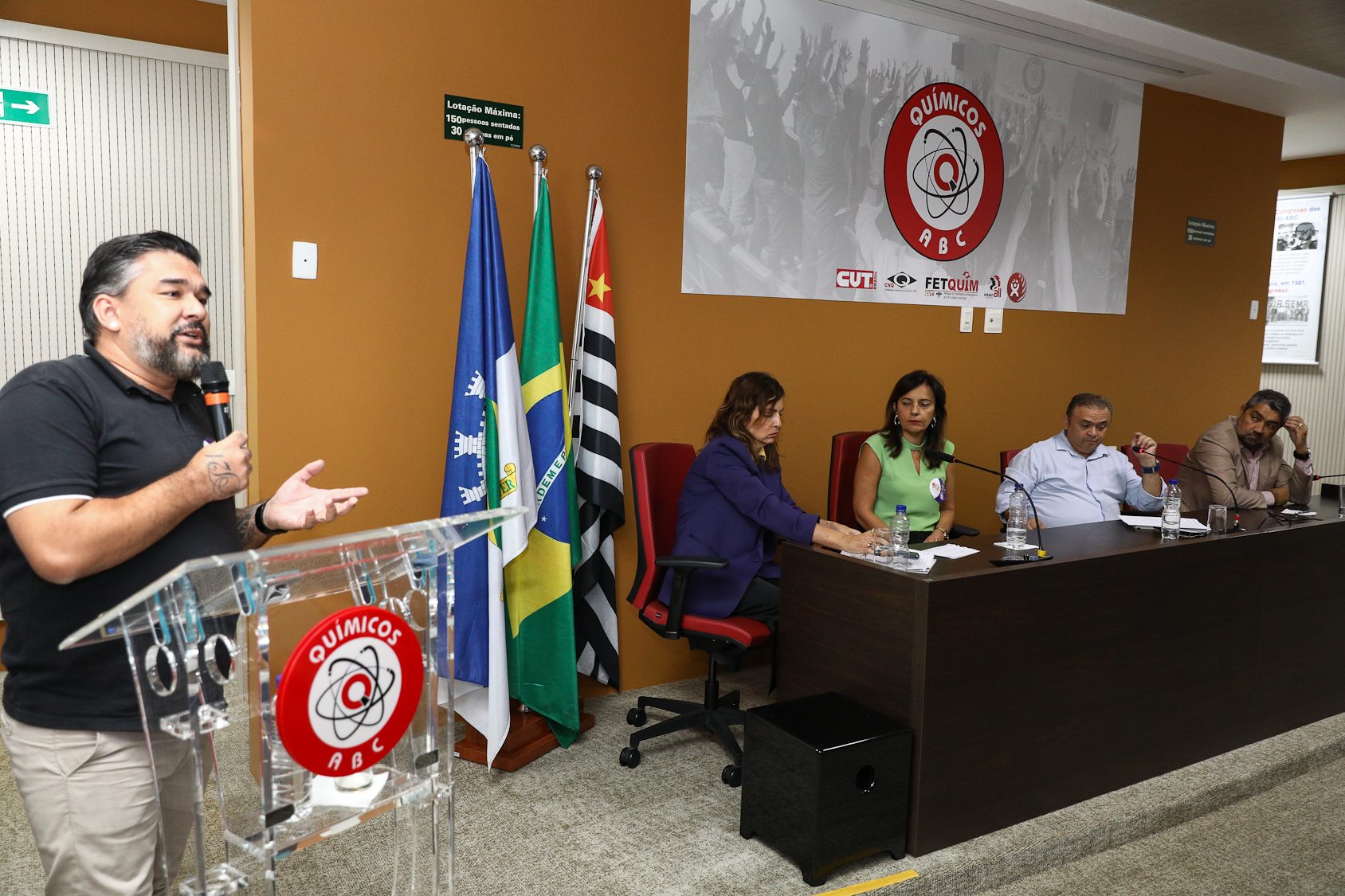 Debate da escala 6x1 sem redução de salário e o cenário das eleições 2026 por Evelise Della Nina, advogada e André Luís dos Santos, jornalista e analista político do DIAP realizado na Sede do Sindicato dos Químicos do ABC. Rua Senador Fláquer, 813 - Centro, Santo André/SP. Fotos Dino Santos. Brasil_30_03_2026.