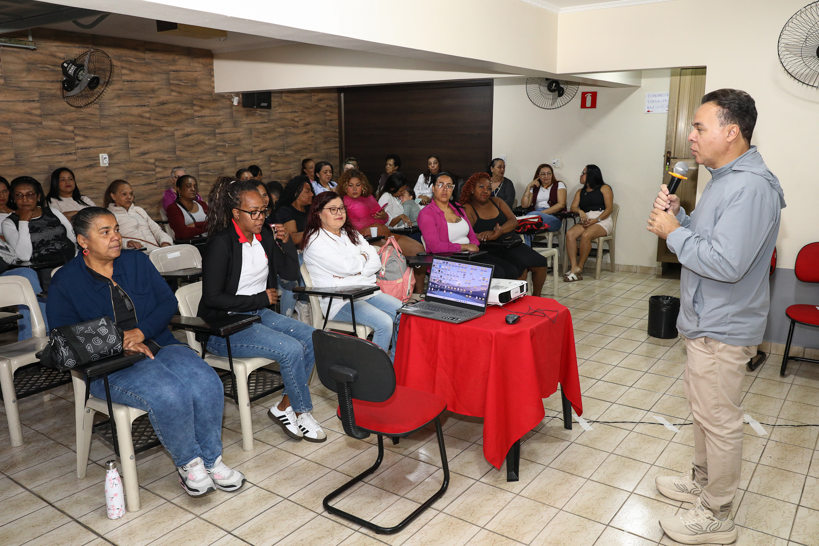 Roda de conversa com as mulheres da categoria Química do ABC sobre políticas públicas com a vereadora Ana Nice realizado na regional de Diadema. Fotos Dino Santos. Brasil_01_08_2026.