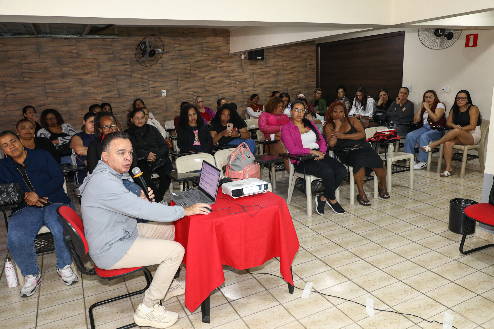 Roda de conversa com as mulheres da categoria Química do ABC sobre políticas públicas com a vereadora Ana Nice realizado na regional de Diadema. Fotos Dino Santos. Brasil_01_08_2026.