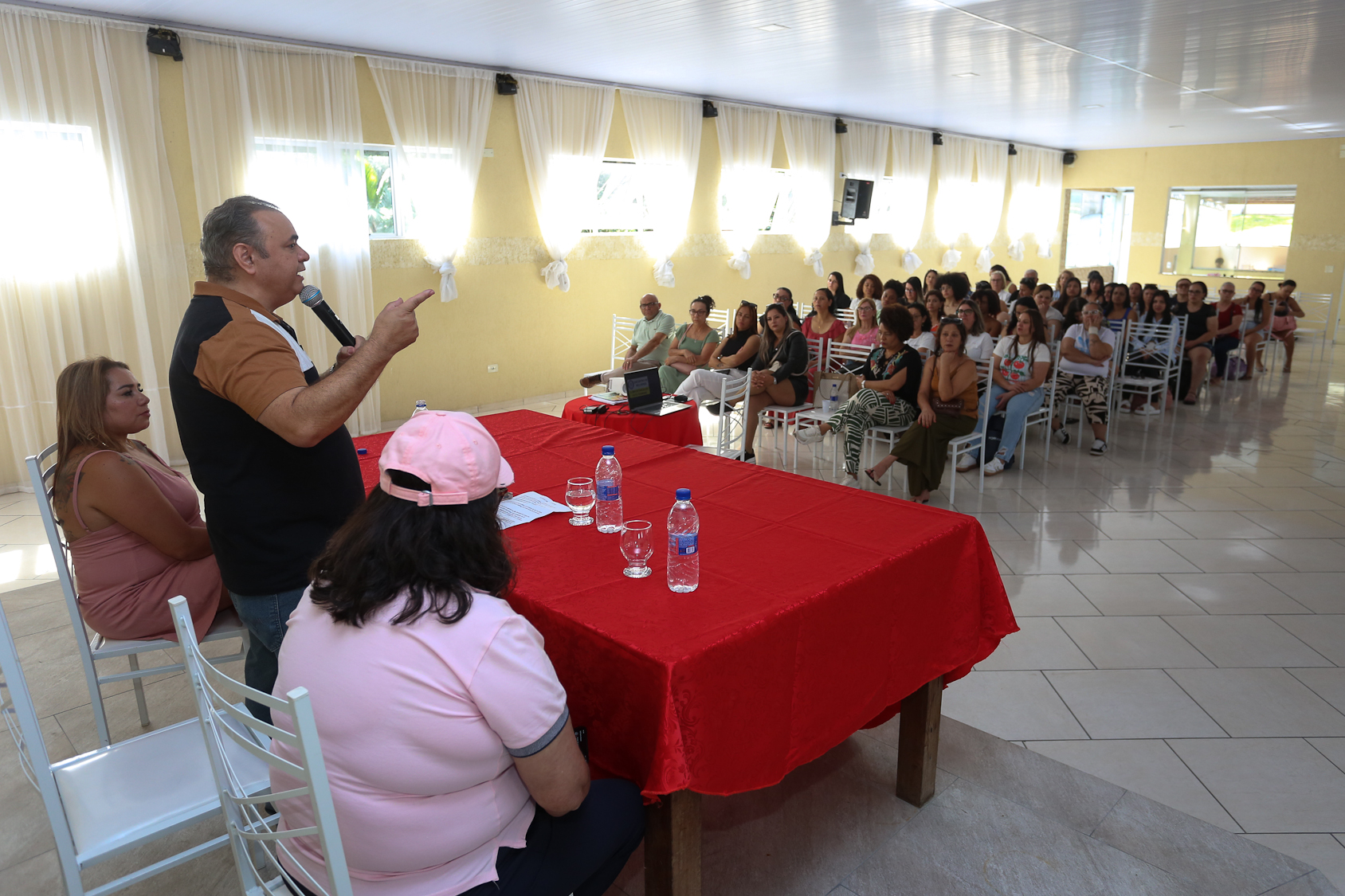 Encontro de mulheres da categoria química do ABC para debater a importância do voto feminino.