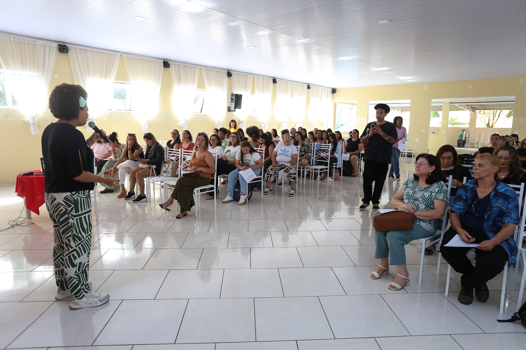 Encontro de mulheres da categoria química do ABC para debater a importância do voto feminino.
