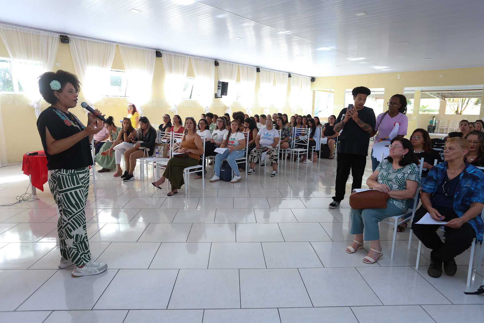 Encontro de mulheres da categoria química do ABC para debater a importância do voto feminino.