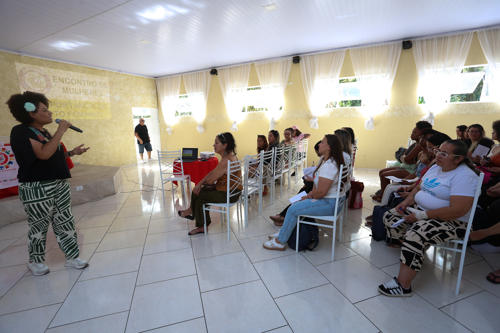 Encontro de mulheres da categoria química do ABC para debater a importância do voto feminino.