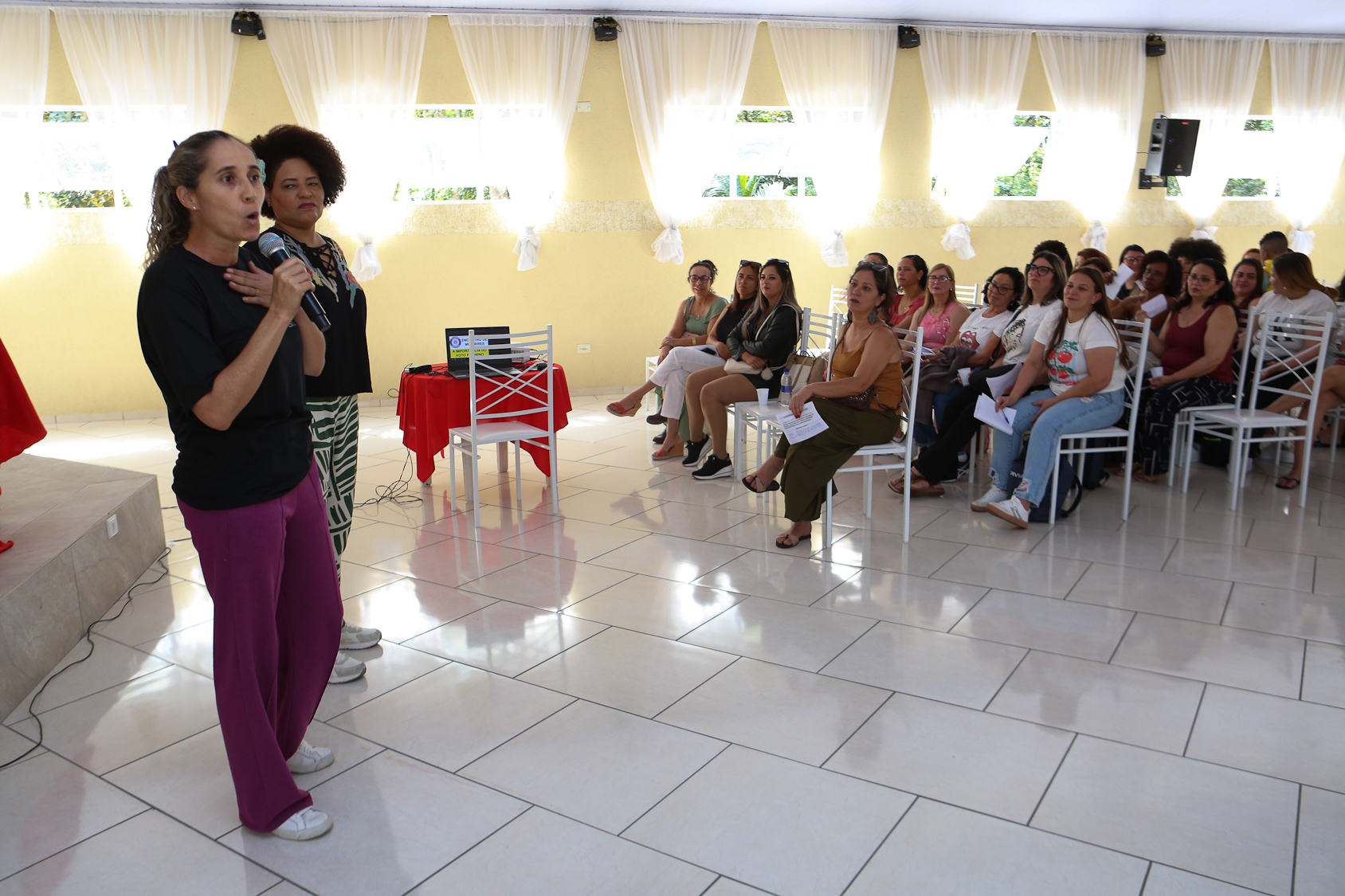 Encontro de mulheres da categoria química do ABC para debater a importância do voto feminino.