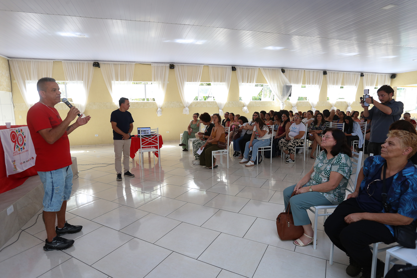 Encontro de mulheres da categoria química do ABC para debater a importância do voto feminino.